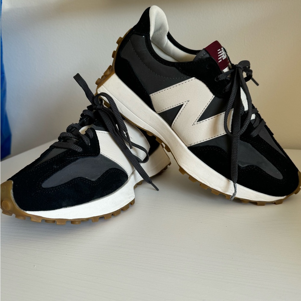 New Balance 327 Sneakers